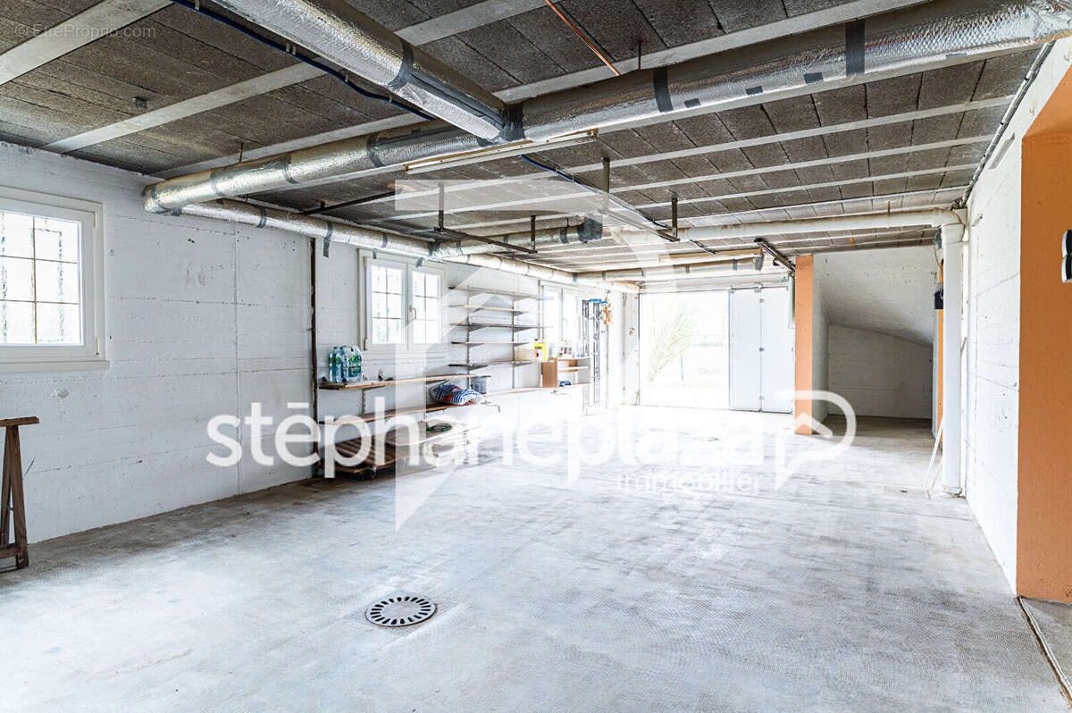 Propriété composée d'une maison entièrement rénovée de 133m² habitables sur 3164m² de terrain, avec piscine ! - photo 12
