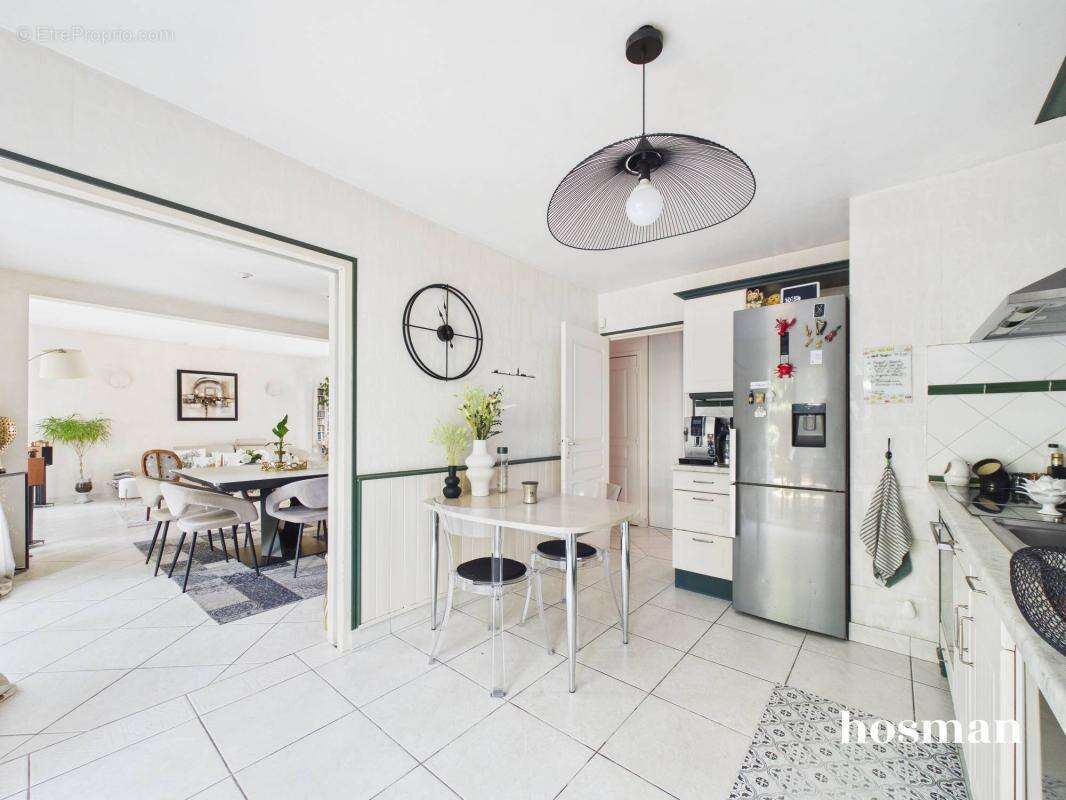 Maison de 135m² avec 4 chambres, jardin paysagé et garage - Proche St Joseph de Poterie à Nantes - photo 4