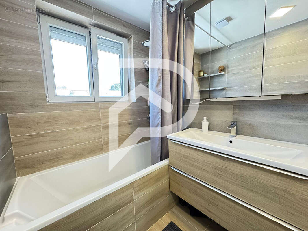 Maison à GALLARGUES-LE-MONTUEUX