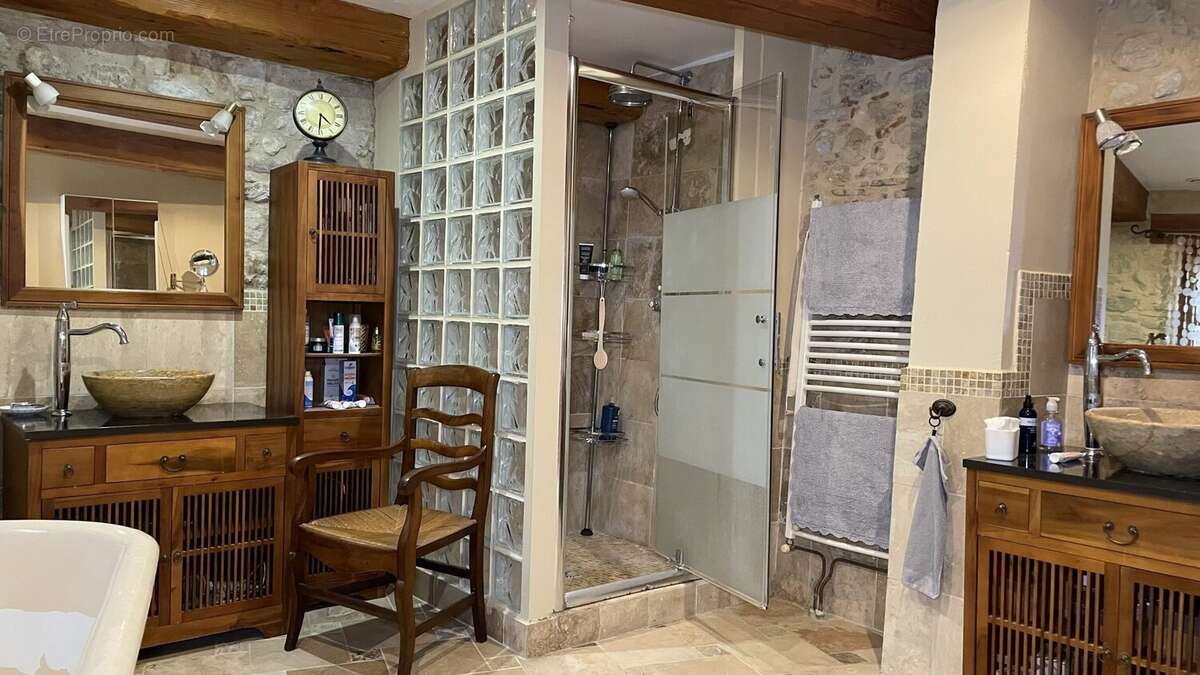 2 salles de bain et 1 salle d'eau Maison 392 m² 6 chambres Laurac (Aude) South à France 392 sqm 6 bedrooms