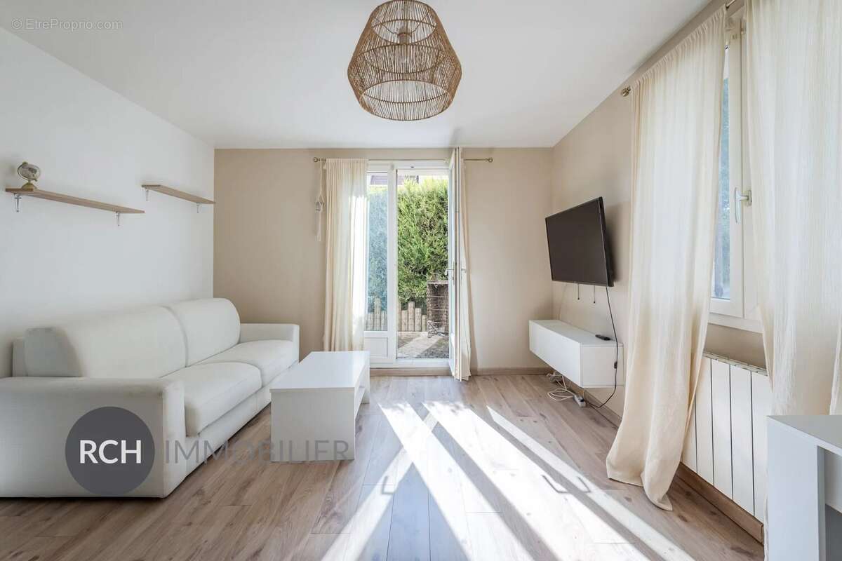 Exclusivité - Proche Beynes - Appartement deux pièces clef en main entièrement rénové - photo 2