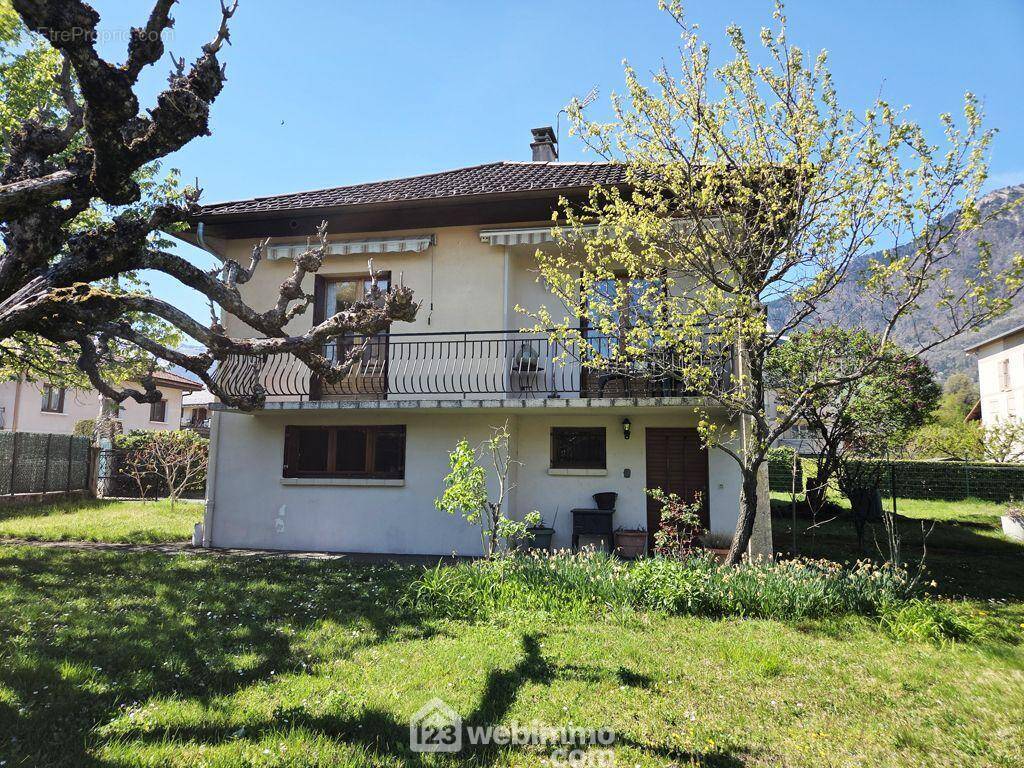 A Albertville, maison de 135m² et son terrain de 920m² dans le quartier très prisé de Saint-Sigismond - Maison à ALBERTVILLE