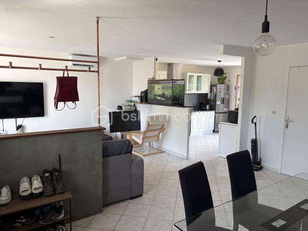 Très joli pavillon de plain-pied composé de ses 4 chambres, le tout sur son beau terrain plat ! - photo 6