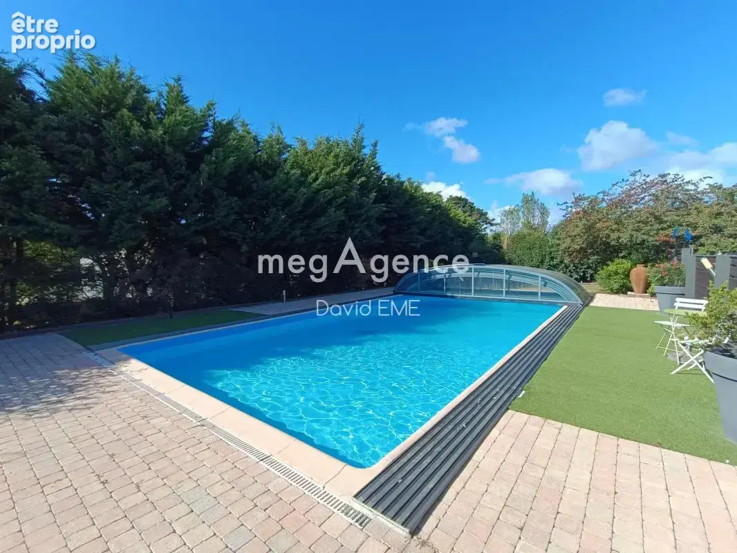 9 Pièces, 166 m2, 6 chambres, Piscine, ST CHRISTOPHE DU LIGNERON - photo 2