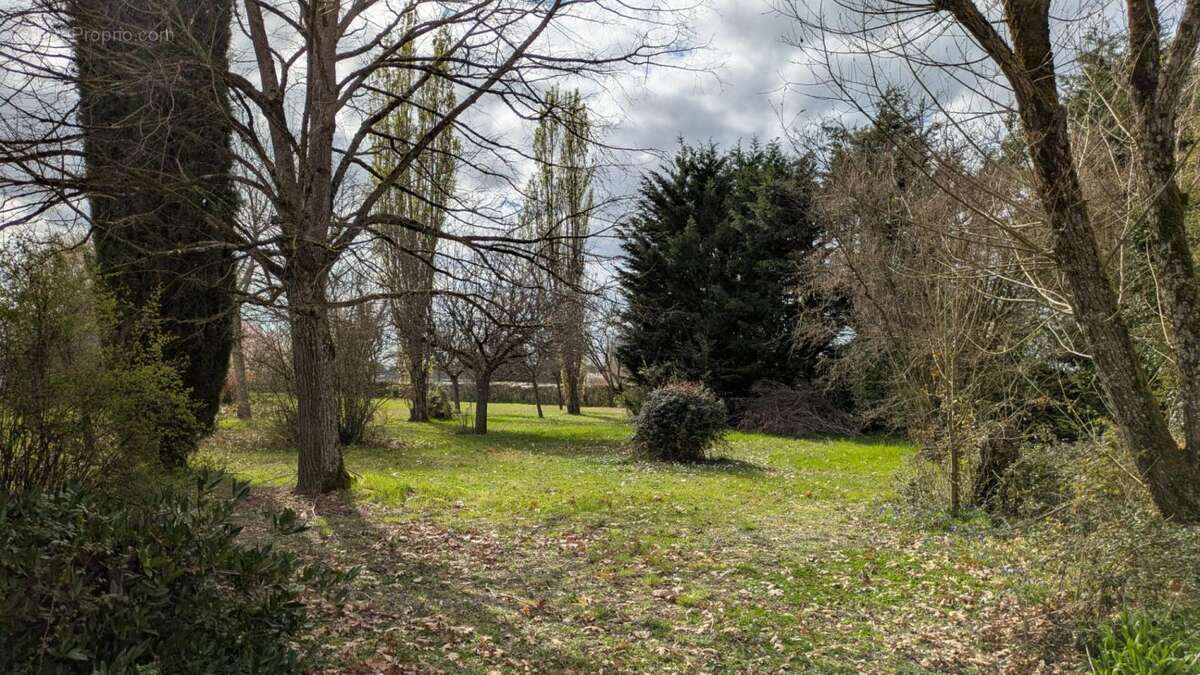 Charmante maison à rénover sur une parcelle de 1800 m² - photo 3
