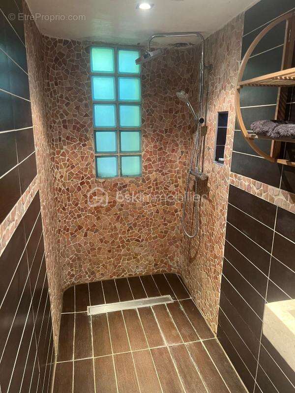 Maison + Studio indépendant + Jardin + Stationnements - photo 17
