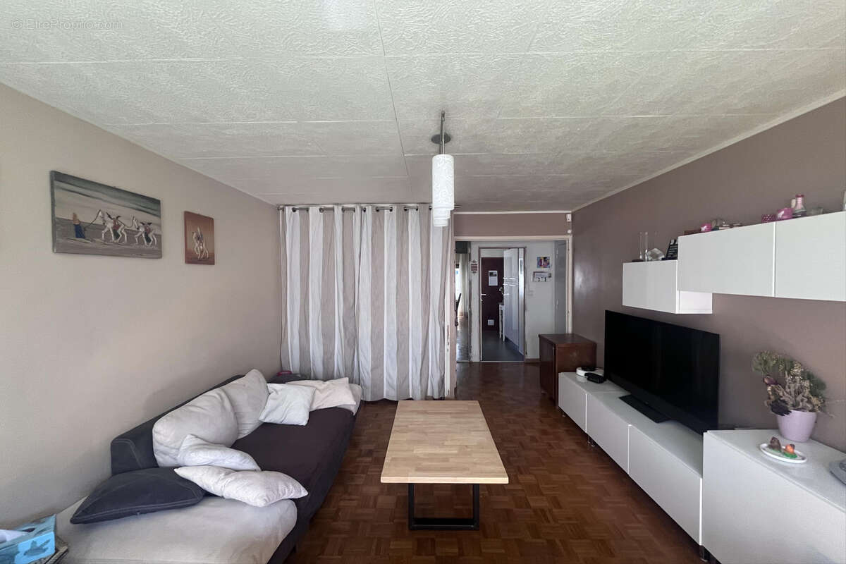 Appartement T3 avec balcon, place de paking et cave . Désirée Clary 13003 Marseille - Appartement à MARSEILLE-3E