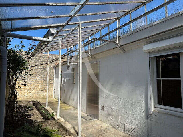 Rochefort, maison de faubourg  avec cour  sans vis a vis ? exclusivité ! - photo 6