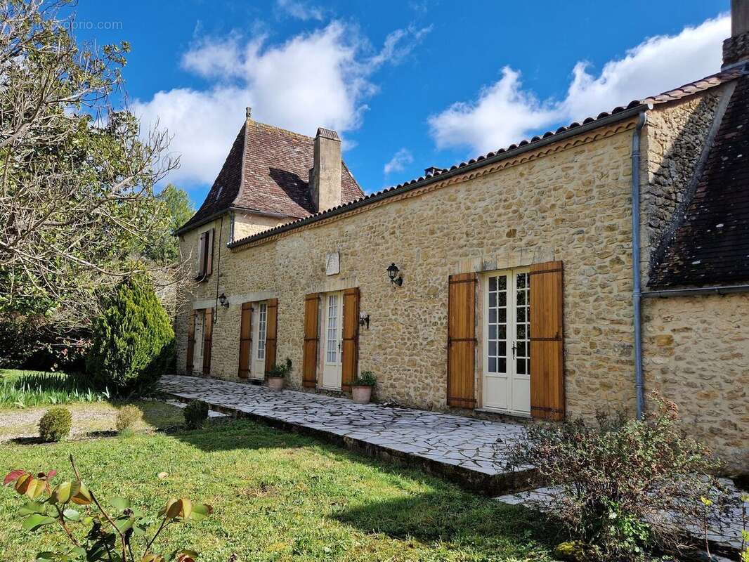 Maison de village de caractère avec piscine et terrain de 1875m2 - photo 3