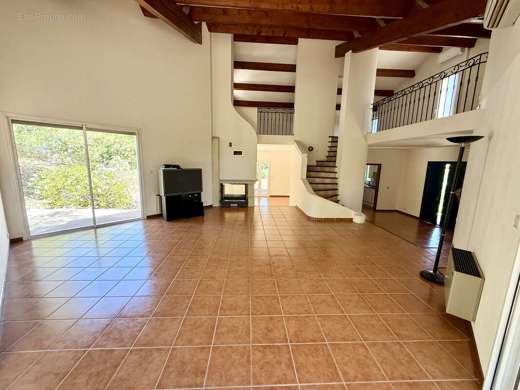 Maison familiale de 190 m2 sur un terrain arboré de 2500 m2 - photo 5