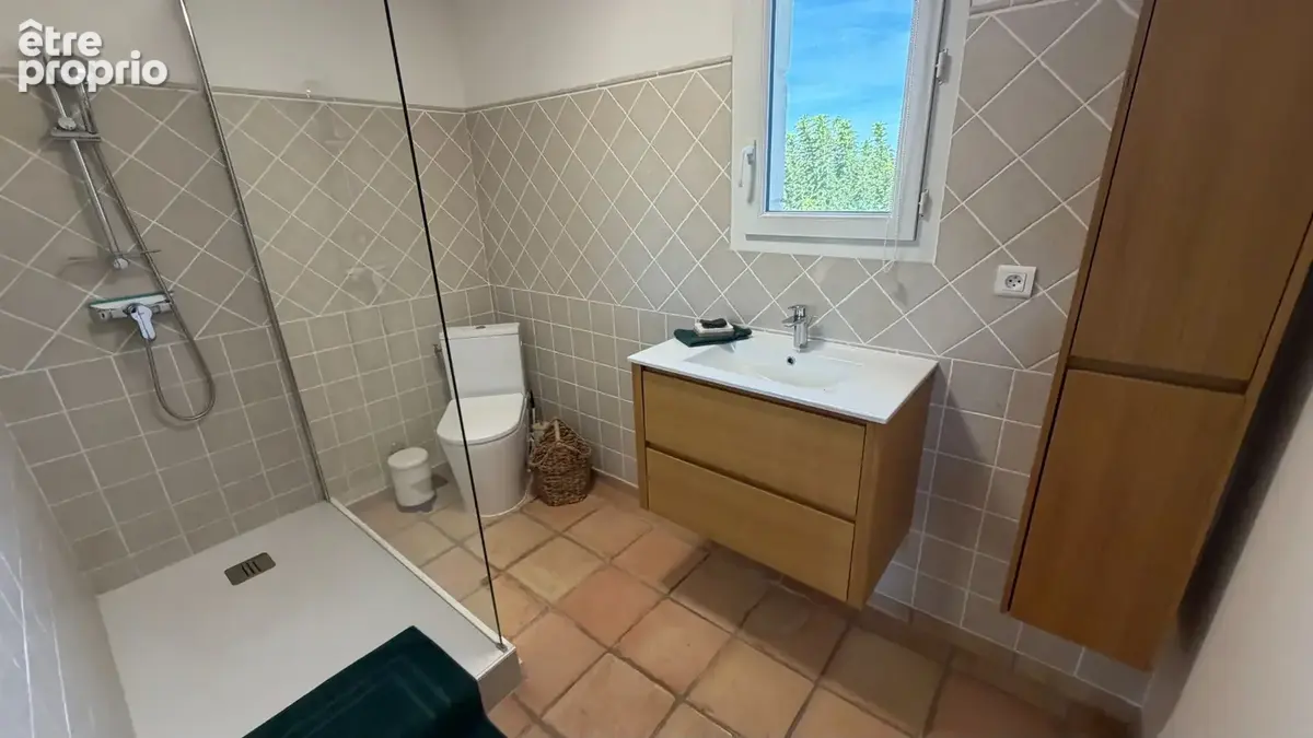 Villa avec piscine sur 2700 m² de jardin, clos, arboré et paysagé. - photo 13