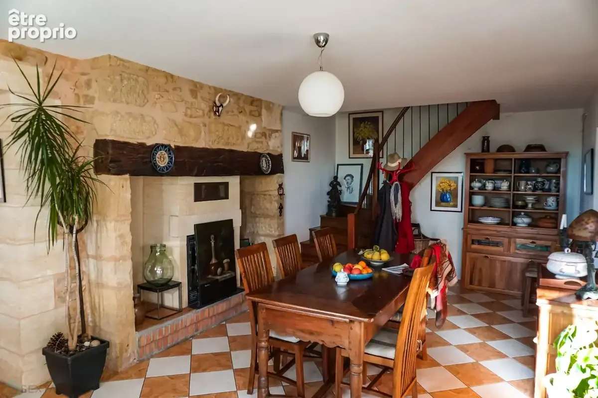 Spacieuse maison en pierre située dans un village historique. - photo 6
