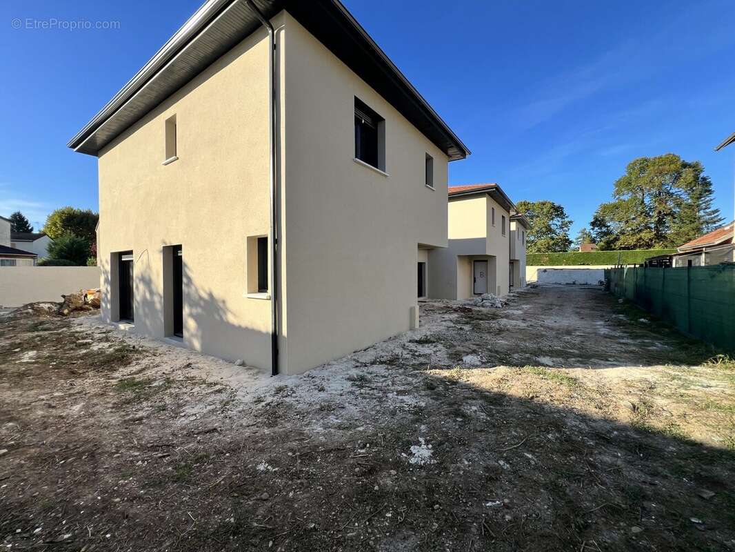 Maison à PONT-DE-CHERUY