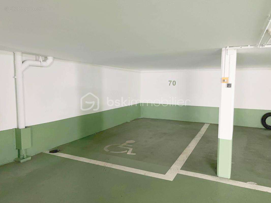 Parking à PARIS-16E