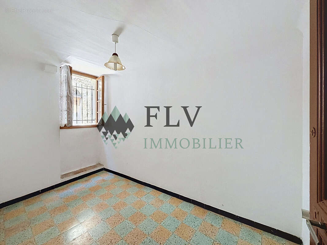 À vendre - Appartement avec terrasse et fort potentiel à La Tour-sur-Tinée - photo 9