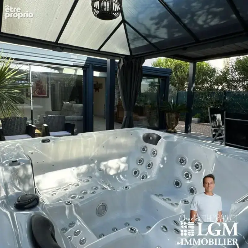 Maison lumineuse 3 chambres – Extérieurs soignés, spa et grande pièce de vie - photo 7