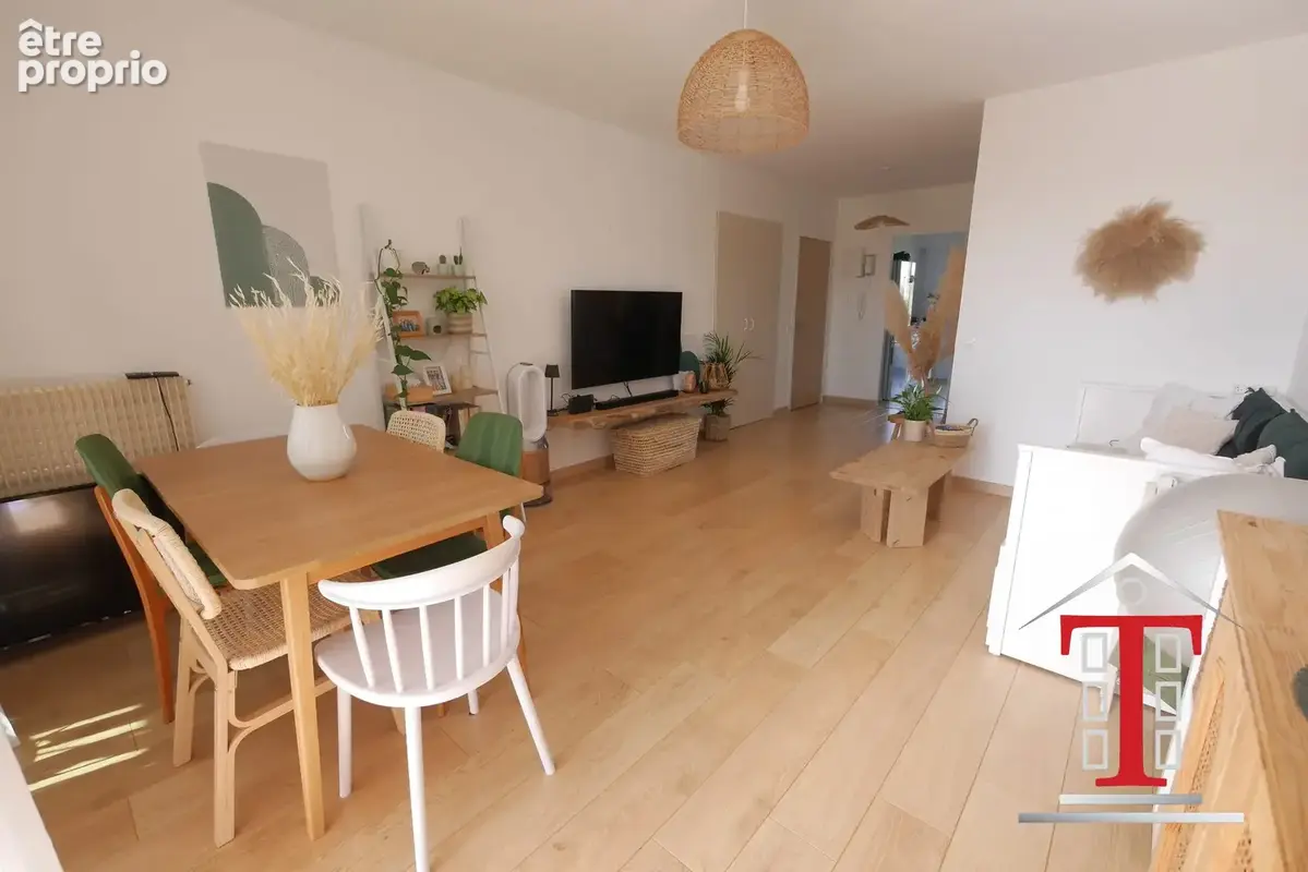 Séjour moderne avec ambiance naturelle