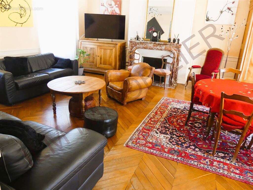 Maison à ESCOLIVES-SAINTE-CAMILLE