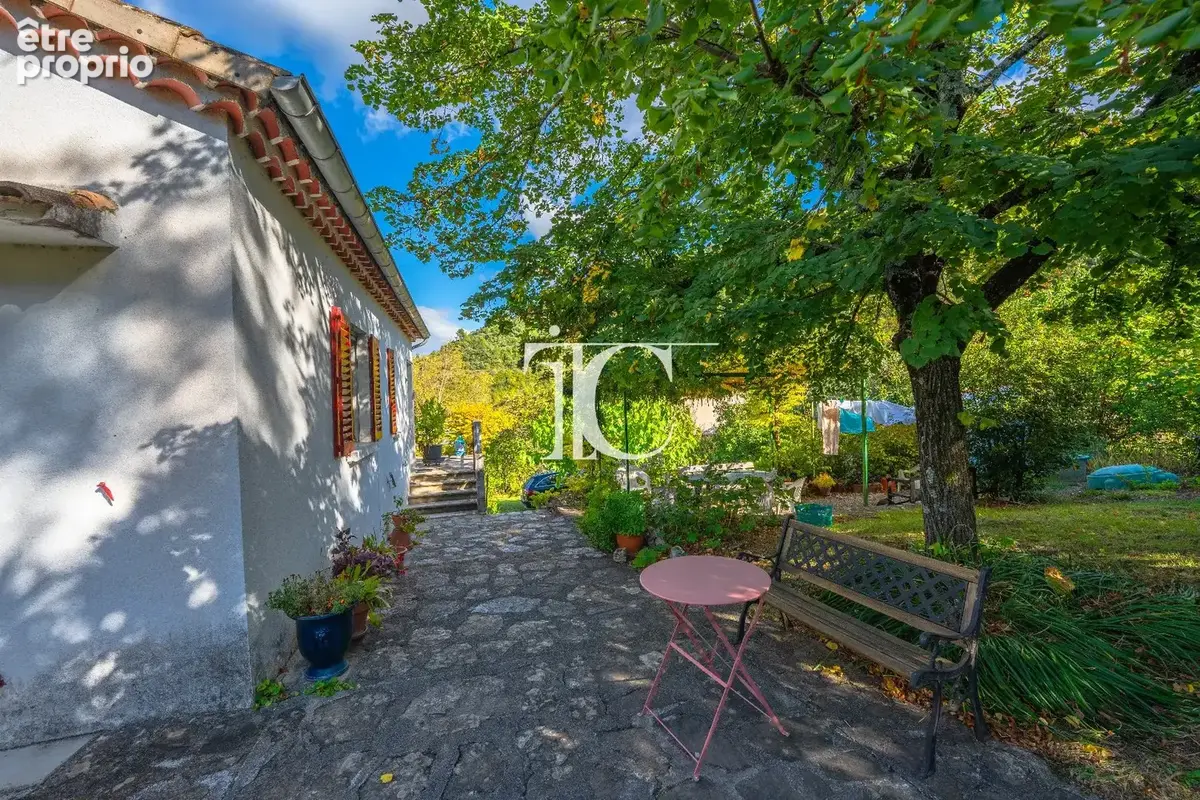 Maison 2 chambres 1702m² de terrain centre village - photo 3