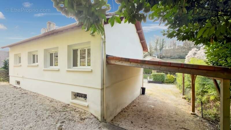 Maison à CREYSSE