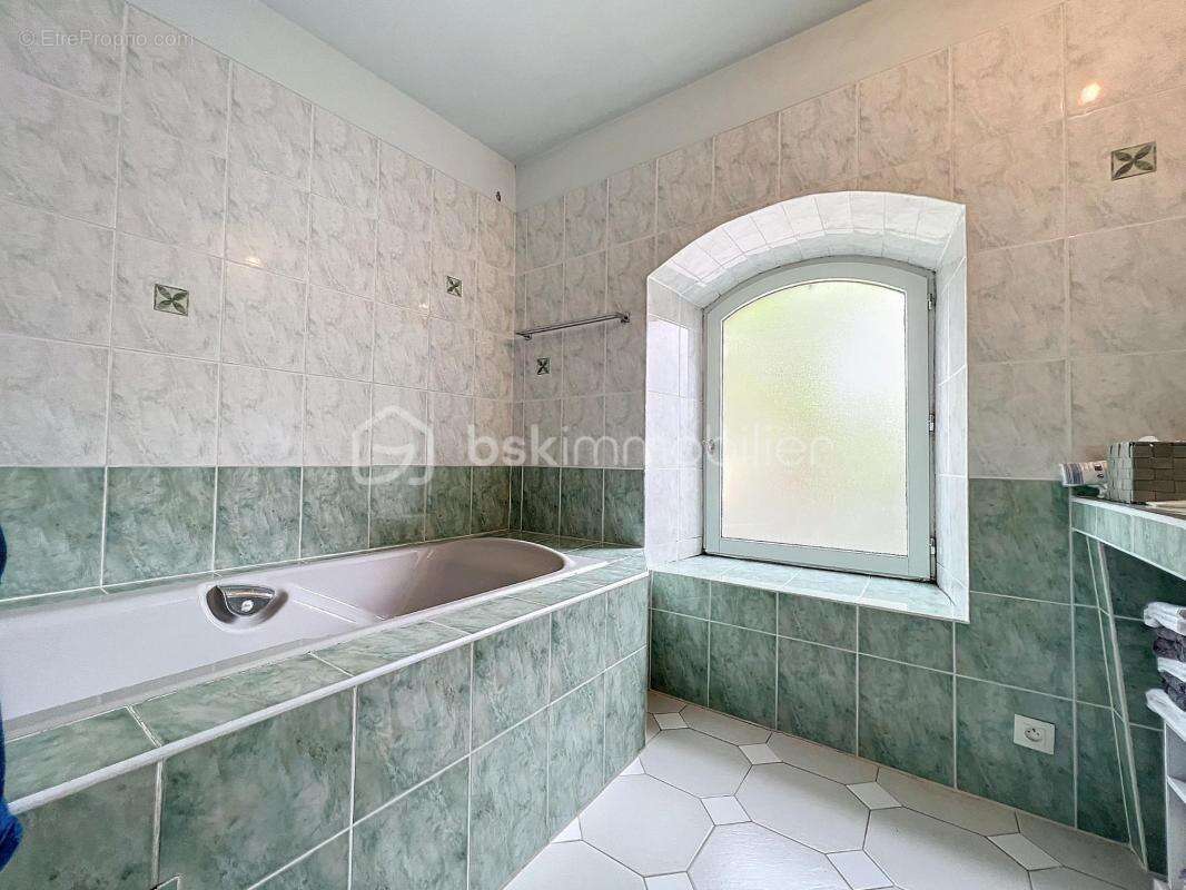 Maison à SAINT-MARTIN-DE-LA-CLUZE