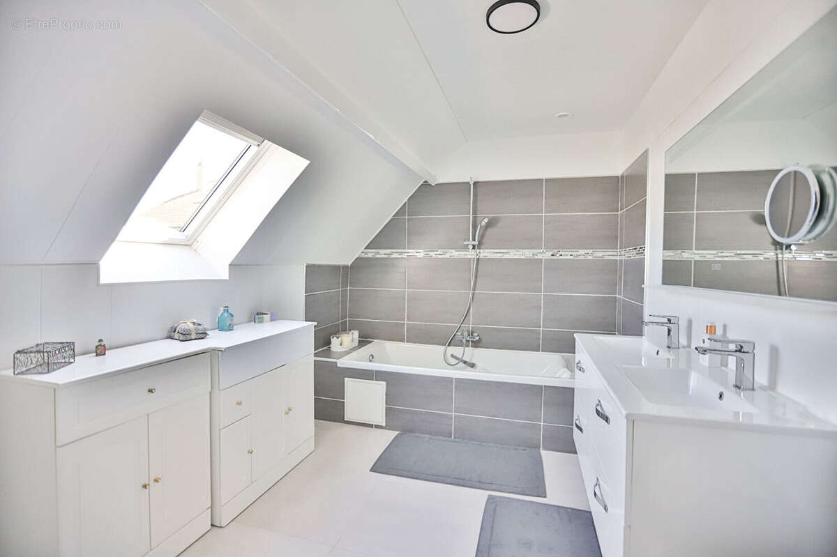 Maison à NEAUPHLE-LE-CHATEAU