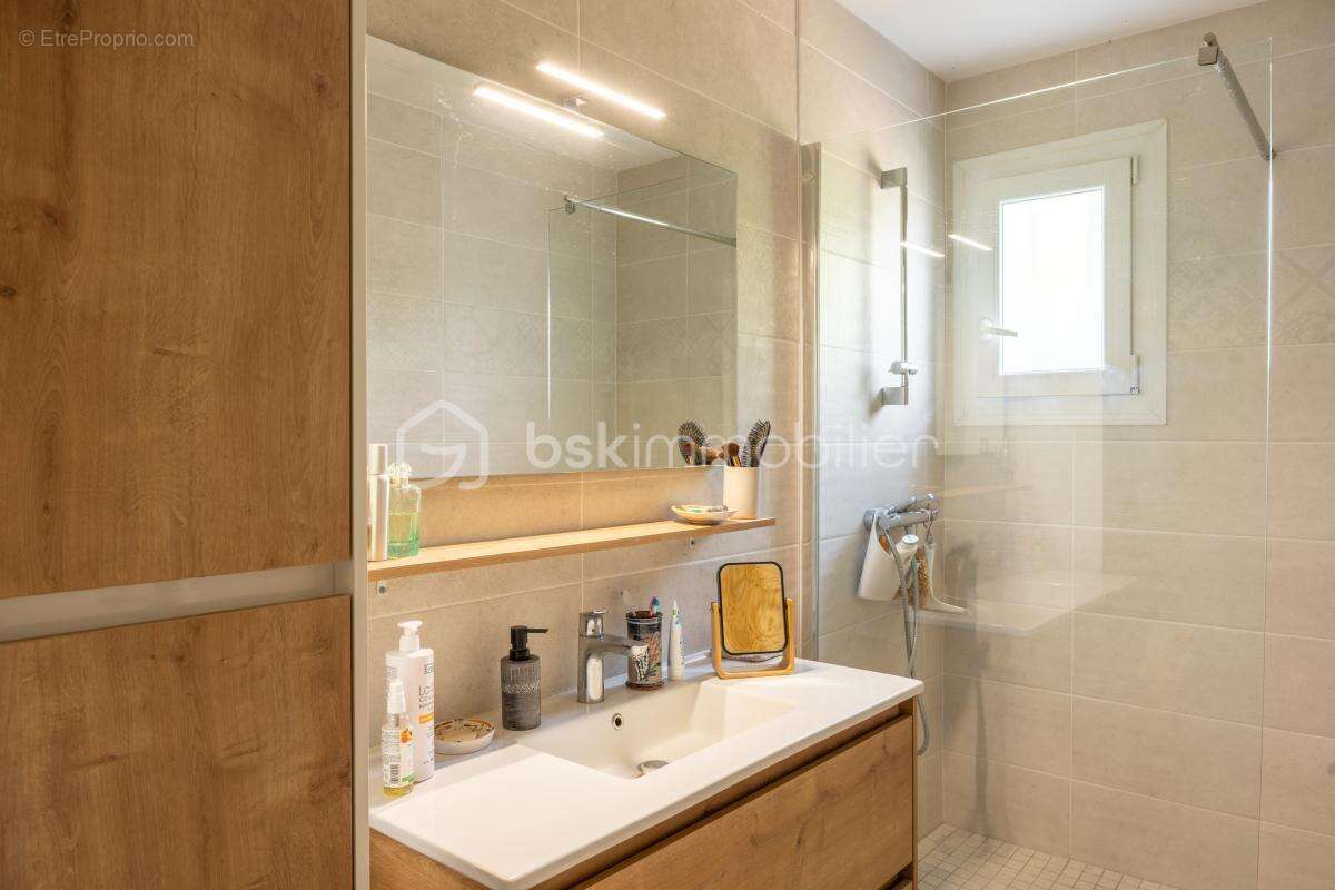 Maison Familiale de 125m² sur les hauteurs de Renage, au calme, dans un cadre verdoyant ! - photo 17