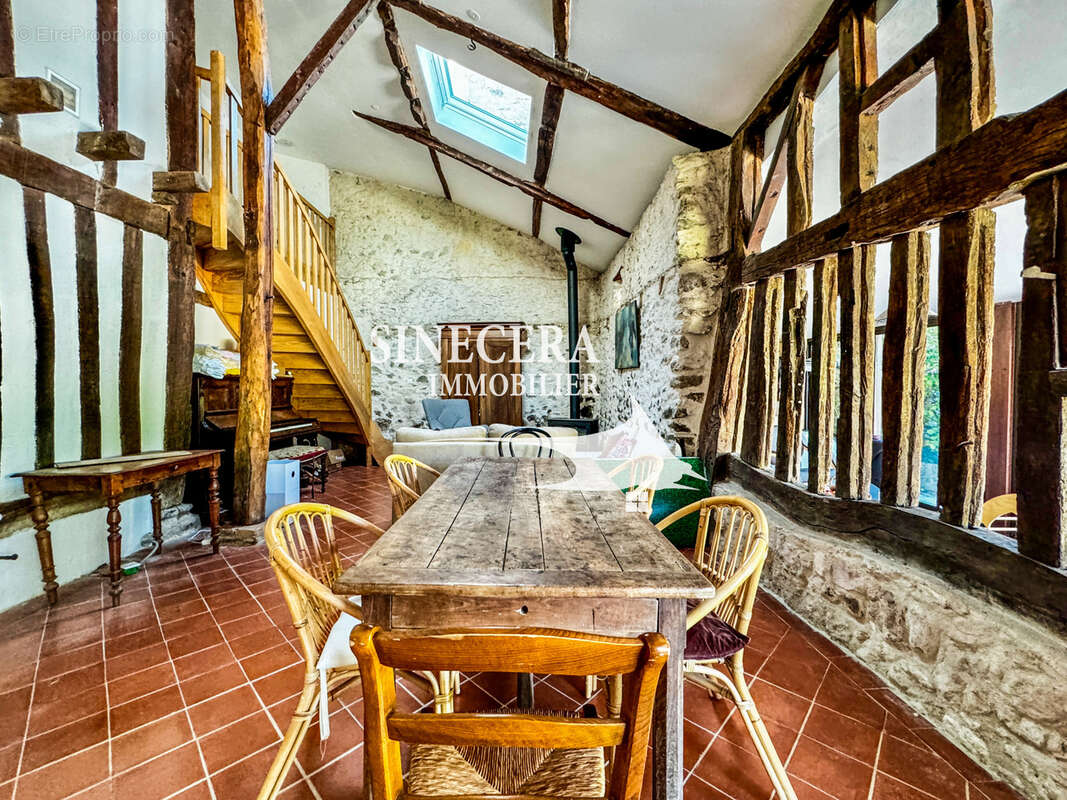 Commerce à LA ROCHE-CHALAIS