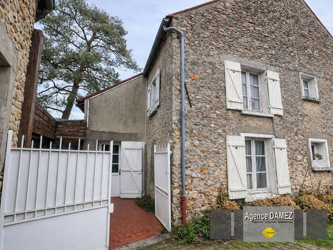 Maison à LES GRANGES-LE-ROI