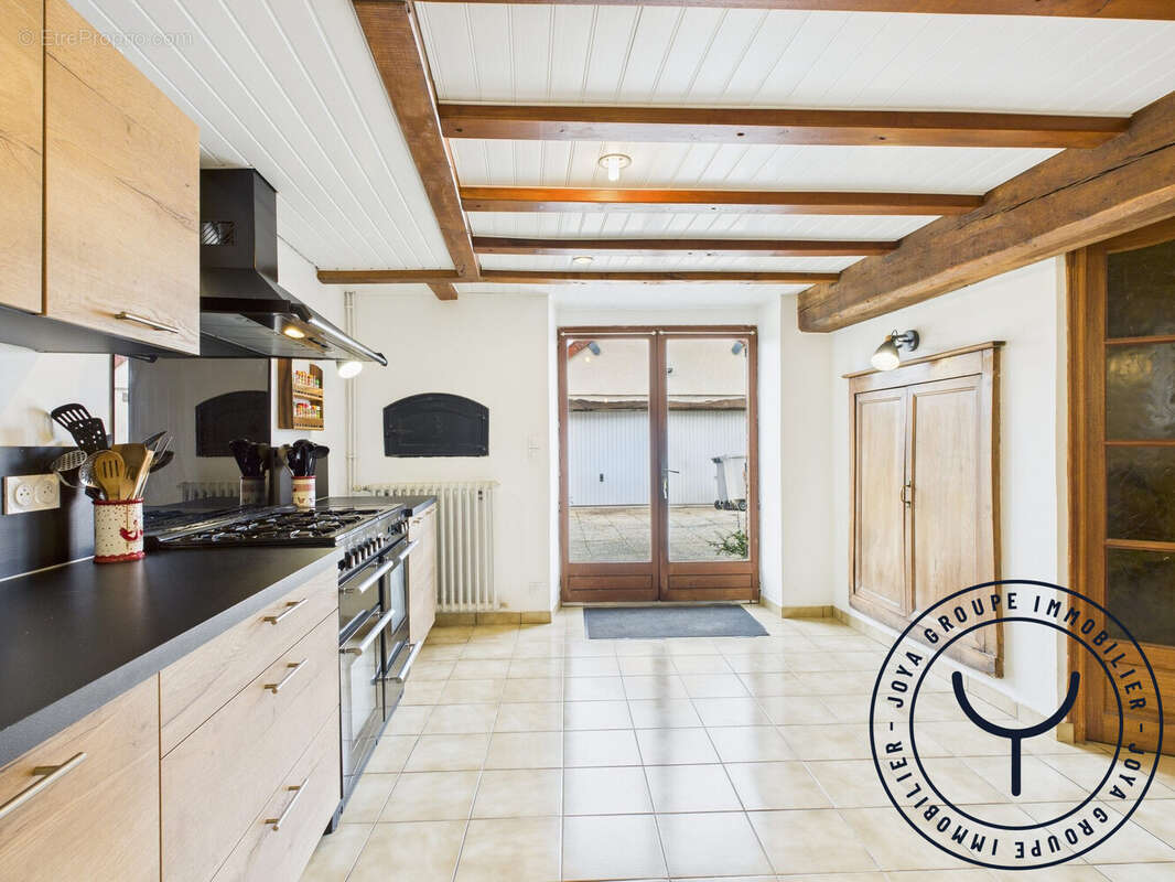 Cuisine accès extérieur - Maison à BAGNEUX