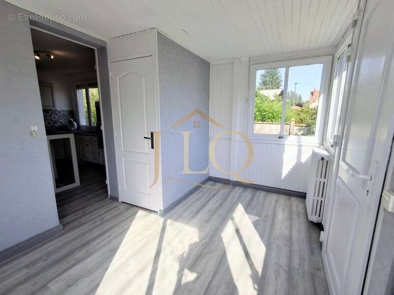 Chapitre Deux - Maison de plain pied de 91m² - 5 pièces - 3 chambres - 365m² de terrain - photo 5