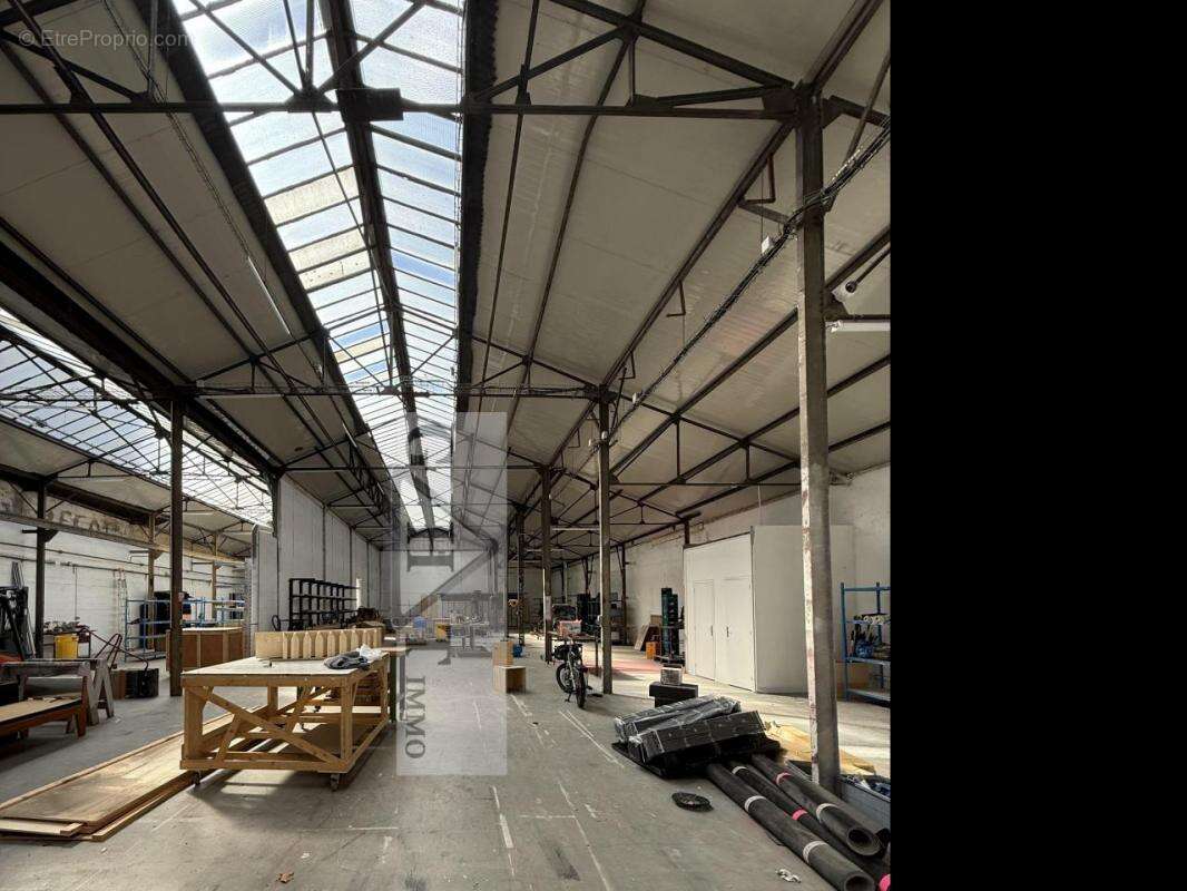 Local d'activités 800m2 a vendre SAINT DENIS - photo 2