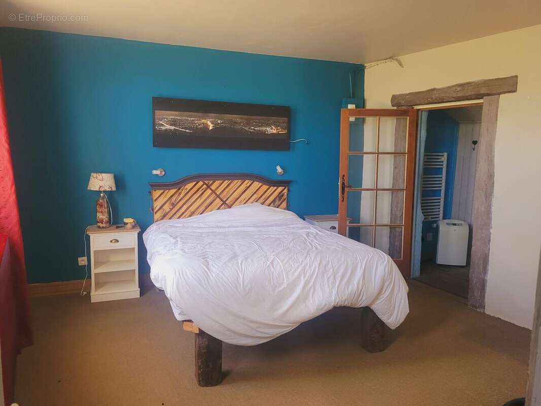 Vends ancien coprs de ferme avec une chambre au rez-de-chaussée sur la commune de Villettes