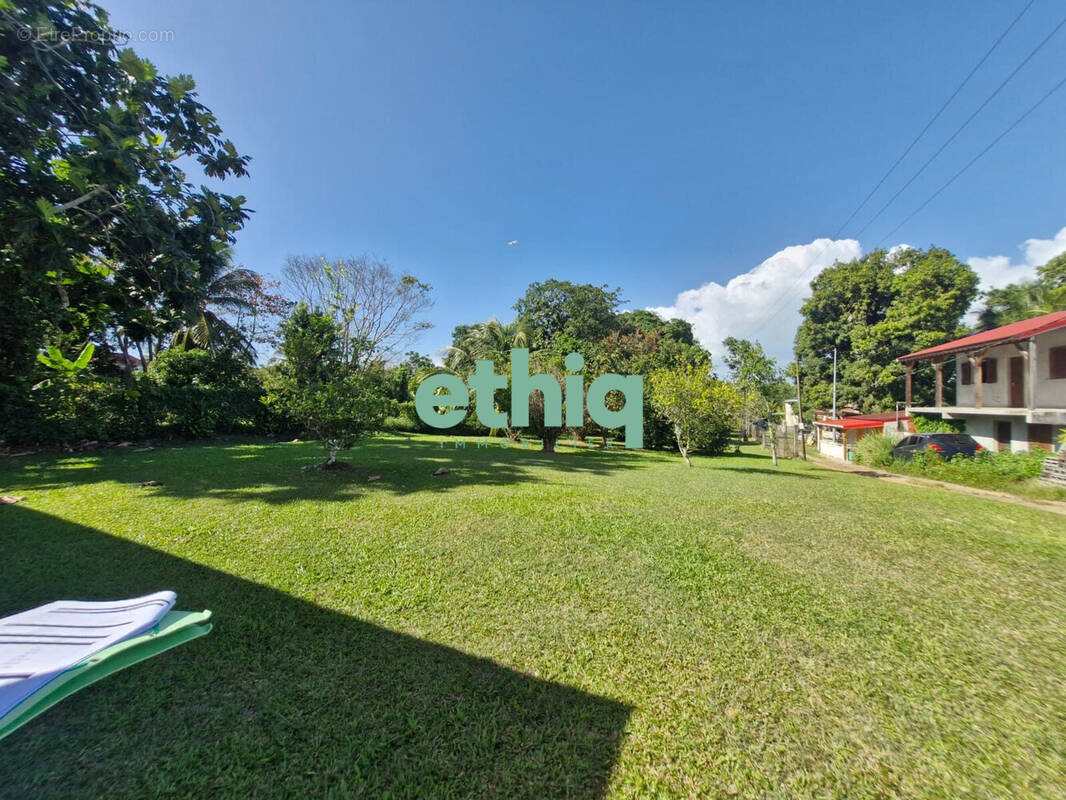 Terrain à SAINTE-ROSE