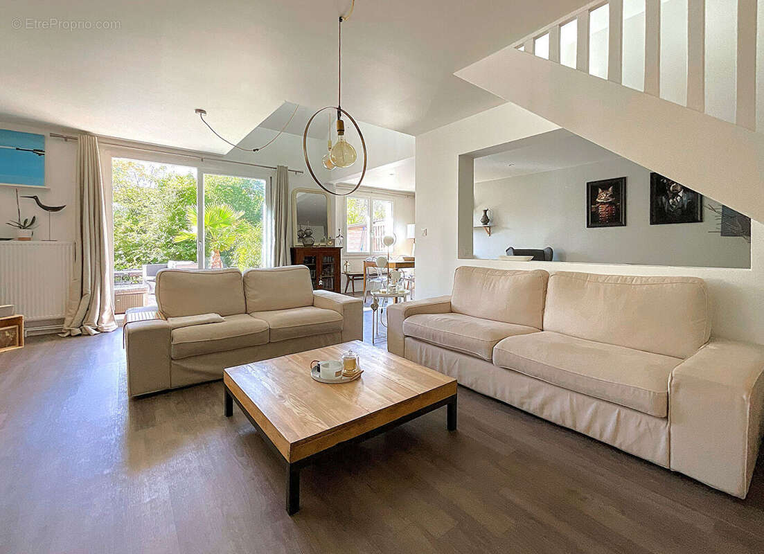 Maison à VOISINS-LE-BRETONNEUX