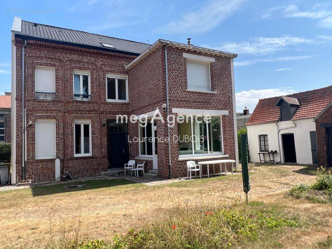 Vous serez charmés par cette superbe maison de caractère individuelle, entièrement rénovée par artisans, d'environ 227 m2 habita - photo 11