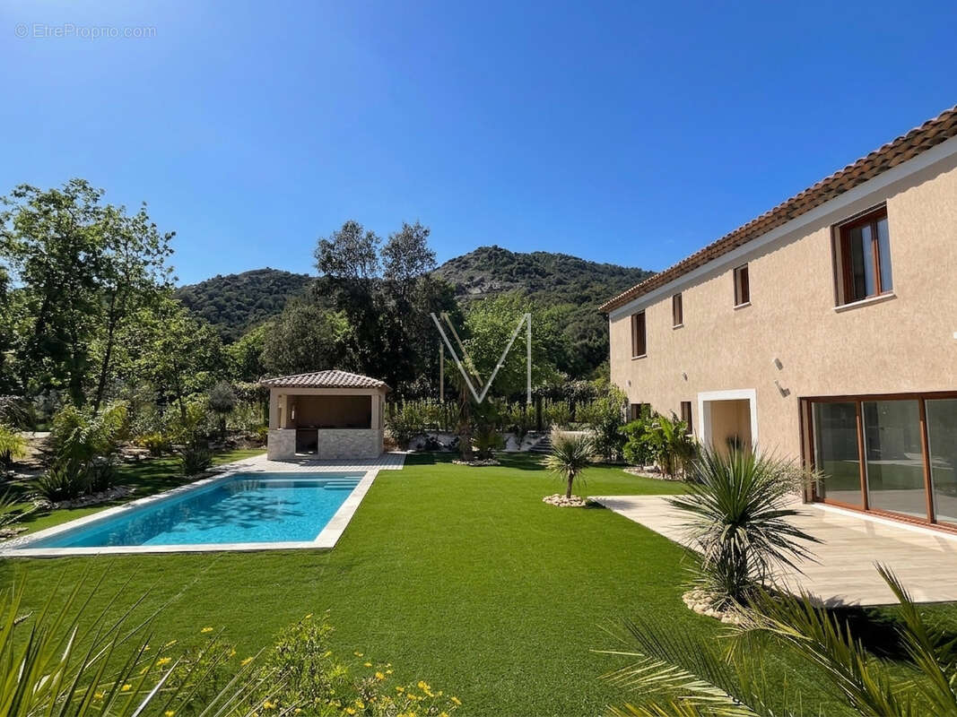 Bastide neuve en plein coeur du village - photo 3