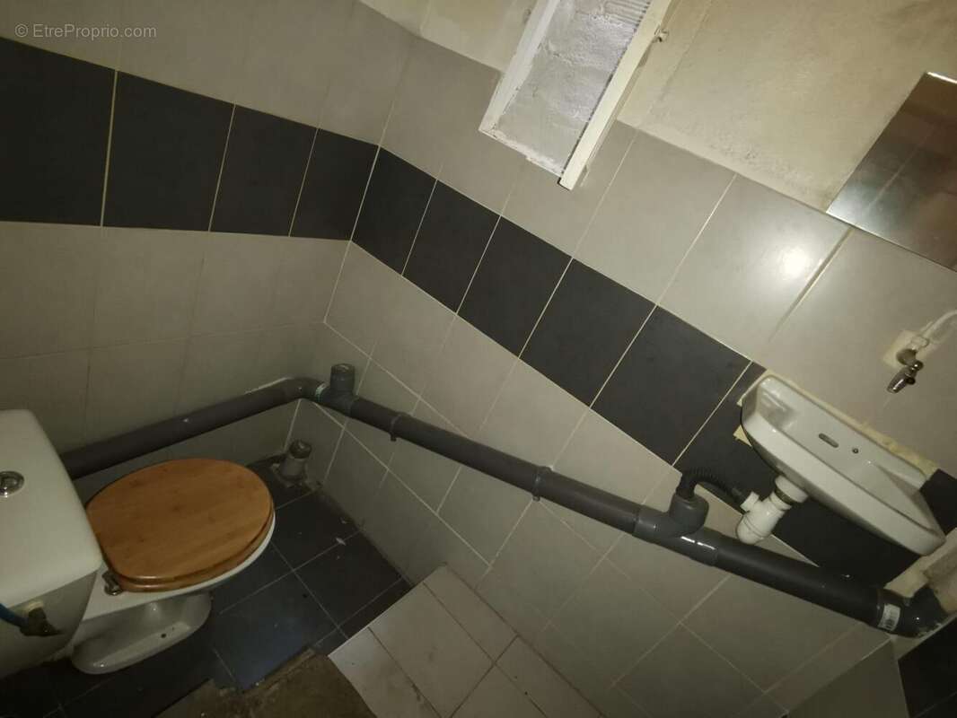   - Commerce à AUBENAS