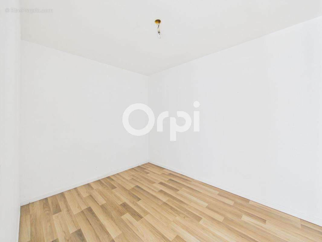 Appartement a renover - t2 bis - belle terrasse + cave + stationnement privatif + jardin - vue degagee - photo 10