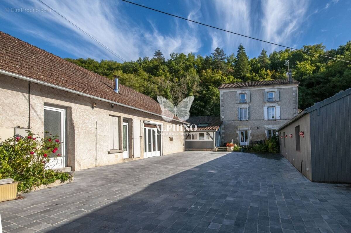 Maison à SAINT-MARTIAL-DE-VALETTE