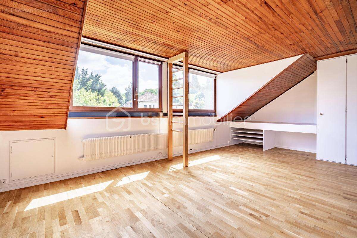 Maison à MARNES-LA-COQUETTE