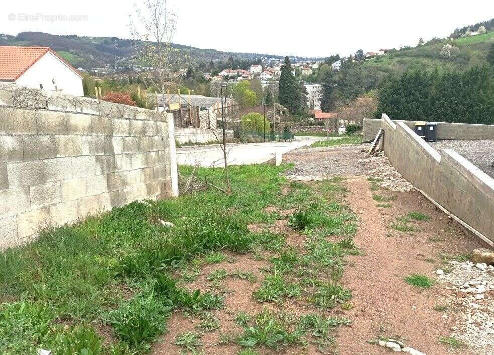 Terrain à LE CHAMBON-FEUGEROLLES