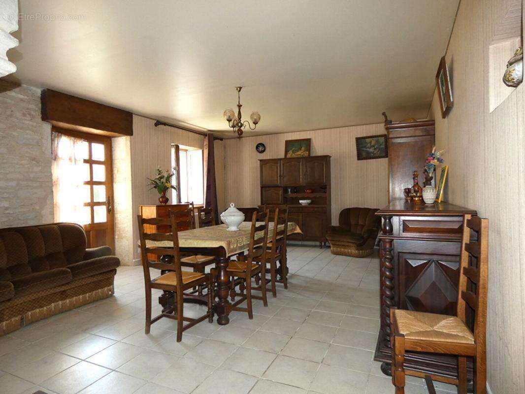 Maison 160 m2 / 4 chambres / 2 granges / terrain 3500m² environ - photo 8