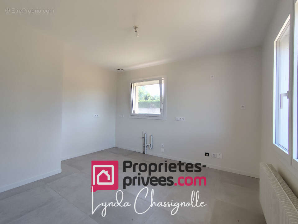 Maison entièrement rénovée à Saint Symphorien de Lay  - Grand garage double - - photo 5