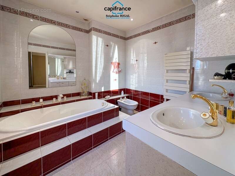 Maison à vendre 6 pièces  de 165m2 habitables sur terrain de 770m2 avec piscine et garage - photo 15