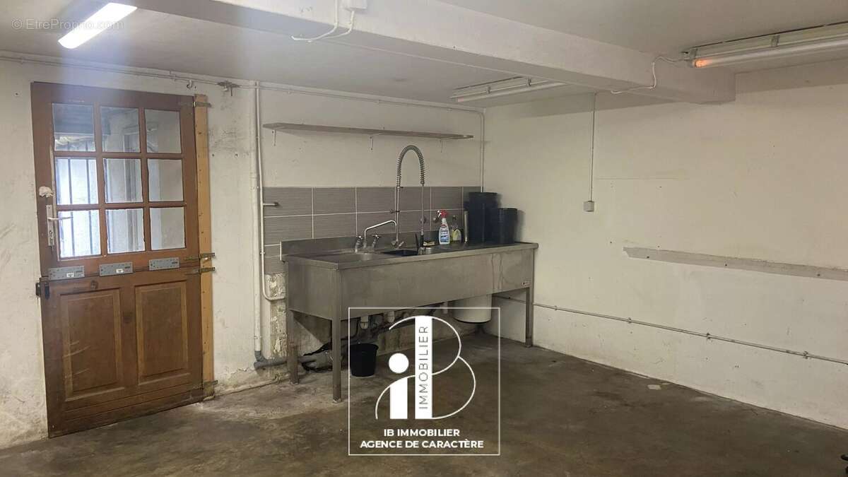 Commerce à FONTAINEBLEAU