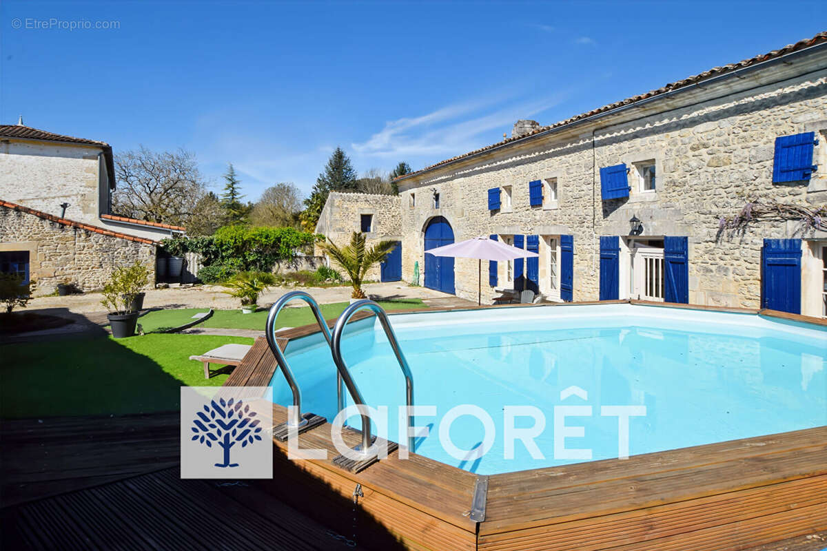 Maison à SAINT-GENIS-DE-SAINTONGE