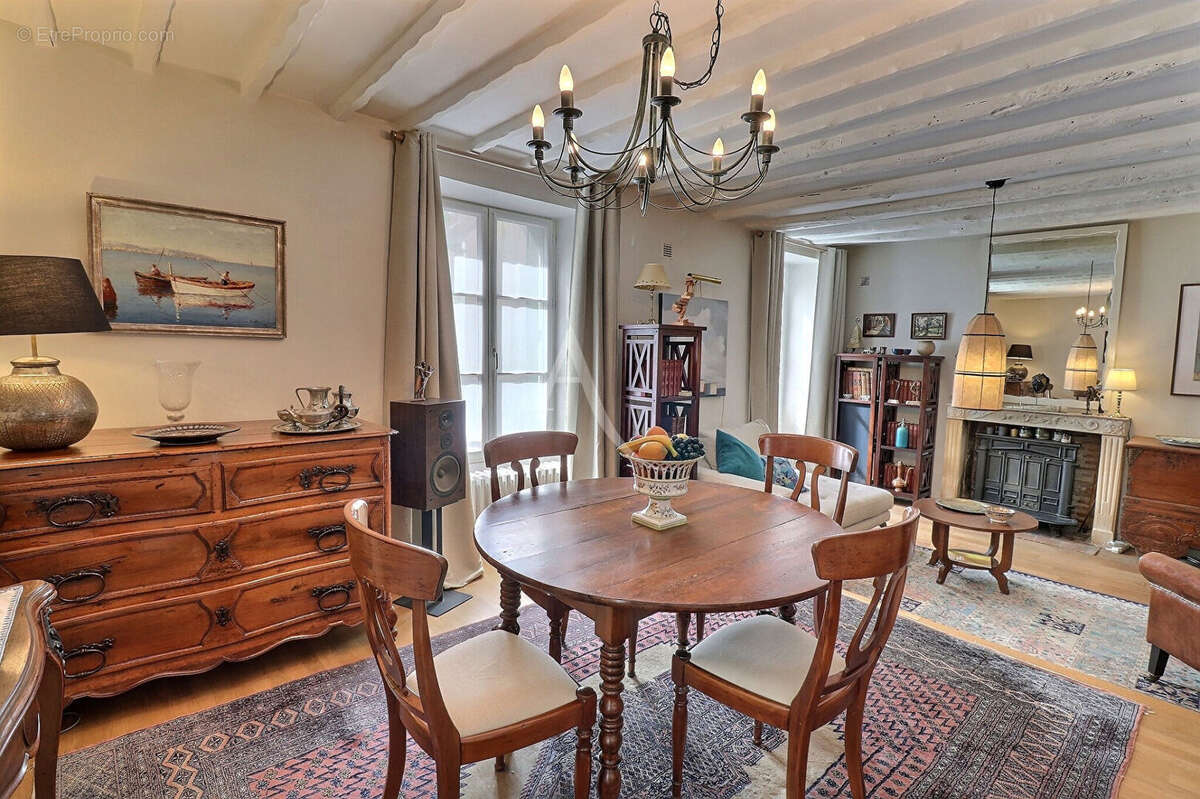 Maison à LE MESNIL-LE-ROI