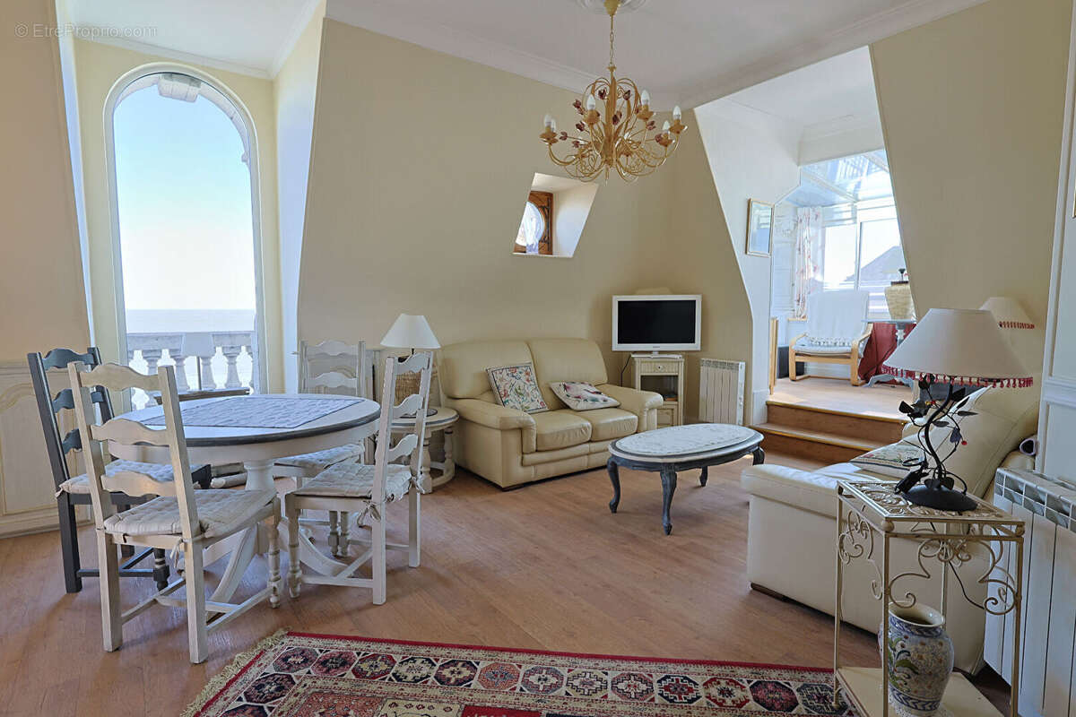 EMPLACEMENT D'EXCEPTION - Appartement de 70 m² offrant une pleine vue mer - photo 6