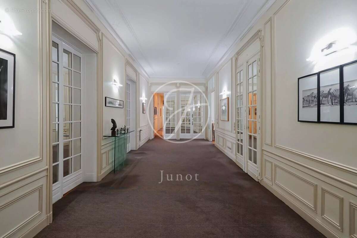 Appartement à PARIS-16E